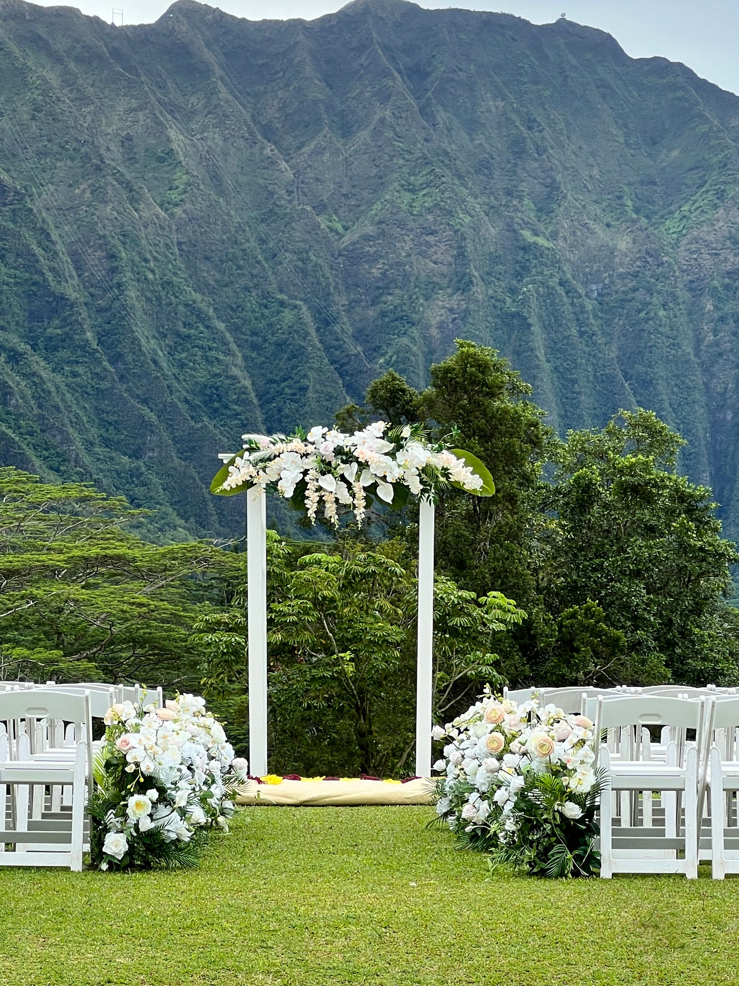 Soana Arbor Piece or Head Table Arrangment 4 ft Rental
